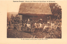 Cameroun Mission Des Pretes Du Sacre Coeur De St Quentin Malaxe La Terre Pise De La Case (scan Recto Verso)NONO0009 - Cameroun