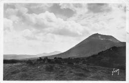 Puy De Dome Environs De CLERMONT FERRAND Le Puy De Dome Alt 1465m Haut 600 M(SCAN RECTO VERSO)NONO0058 - Clermont Ferrand