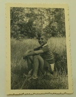The Boy Is Sitting On The Grass - Personas Anónimos