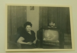 A Woman Next To A Television Set In 1961 - Photo Bithorn, Berlin, Germany - Personnes Anonymes