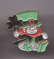 Pin's Personnage St Patrick Le St Patron Des Irlandais  Réf 1287 - Stripverhalen