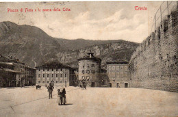 Trento Animée Piazza Di Fiera Murra Della Citta Attelage - Trento