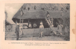 MALI Soudan Francais SATADOUGOU Construction D'une Case Sous La Verandah Les Griots Chantent  KAYES OO 0967 - Mali