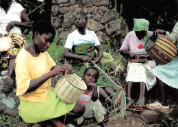 CAMEROUN   NJAH ETU Province Du Nord Ouest  MOMO MBENGWI Fabrication De Paniers En Osier  Tres Rare  OO 0959 - Cameroun