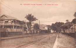 Guinée Française  Conakry  Avenue De La Gare  Rails Du Chemin De Fer 10e Petite Vitesse  OO 0955 - Guinea Francesa