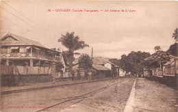 Guinée Française  Conakry  Avenue De La Gare  Rails Du Chemin De Fer 10e Petite Vitesse  OO 0955 - Guinée Française