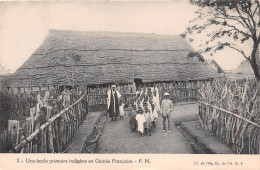 GUINEE Francaise  Conakry Une Ecole Primaire Indigène En Guinée Française, Animé  (scan Recto-verso) OO 0951 - Guinea Francesa