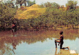 Sierra  Leone  Fisherman Casting His Fisching Net In Shallow Waters PECHEUR (scan Recto-verso) OO 0936 - Sierra Leone