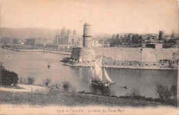 MARSEILLE La Sortie Du Vieux Port  Carte Vierge (scan Recto-verso) OO 0975 - Vieux Port, Saint Victor, Le Panier