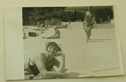 Enjoying The Sun On The Beach - Anonyme Personen