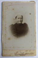 CDV Photographie Ancienne Portrait De Femme Avec Costume Et Coiffe - Photographe Jules Leprunier Bayeux - Personnes Anonymes