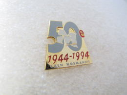 PIN'S   DEBARQUEMENT  CAEN  NORMANDIE 1944 1994  50 ème  Email Grand Feu N° 5562 - Militair & Leger