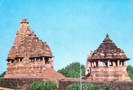 1 AK Indien * Die Tempel Jagdambi Und Nandi In Khajuraho 11./12. Jh. - Seit 1986 UNESCO Weltkulturerbe * - Inde