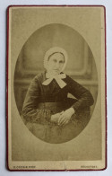 CDV Photographie Ancienne Portrait De Femme Avec Costume Et Coiffe - Photographe D. Cousin Rochefort Sur Mer - Personnes Anonymes