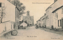 St étienne De Corcoué * Rue De La Gare * Villageois - Autres & Non Classés