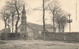 St Derrien * Un Coin Du Village , église Et Calvaire * Villageois - Autres & Non Classés