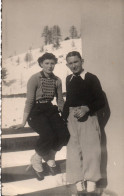 PHOTO ORIGINALE - R  - PHOTO DE COUPLE A LA MONTAGNE - A SITUER - FORMAT 13.2 X 8.8 - 1ER JANVIER 1939 - Persone Anonimi