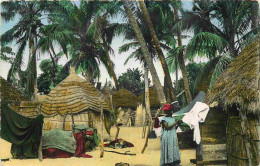 Afrique Noire - Femme Faisant Sécher Le Linge Au Mileu De Cases D'un Village Africain - Animée - Colorisée - Carte Dente - Non Classés