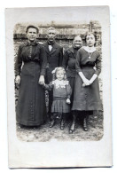 Carte Photo D'une Famille élégante Posant Dans La Cour De  Leurs Maison Vers 1910 - Anonyme Personen