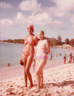 PHOTO ORIGINALE - R  - PHOTO DE FEMMES SUR UNE PLAGE A SITUER - FORMAT 11.3 X 8.8 - Personnes Anonymes