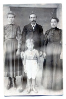 Carte Photo D'une Famille élégante Posant Dans Un Studio Photo Vers 1910 - Personas Anónimos