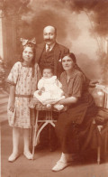 Carte Photo D'une Famille élégante Posant Dans Un Studio Photo Vers 1920 - Anonymous Persons