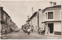 MONTPON-sur-l'ISLE  Rue Thiers (CPSM: 14x9cm) - Autres & Non Classés