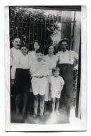 Carte Photo D'une Famille élégante Posant Devant La Grille De Leurs Maison Vers 1940 - Personnes Anonymes