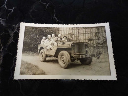 P-313 , Photo, Automobile, Une Jeep Willys MB , Circa 1945 - Lugares