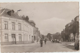 4. AVESNES-sur-HELPE  La Rue De La Gare (CPSM: 14x9cm) - Avesnes Sur Helpe