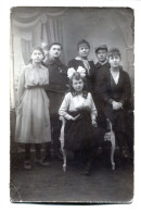Carte Photo D'une Famille élégante Avec Deux Soldats Francais Posant Dans Un Studio Photo Vers 1915 - Personnes Anonymes