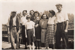 Carte Photo D'une Famille De Paysan Posant Sur Un Pont En Bois A La Campagne - Anonyme Personen