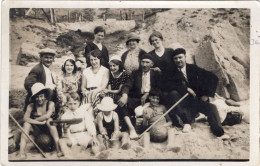 Carte Photo D'une Famille élégante A La Plage Vers 1930 - Personas Anónimos