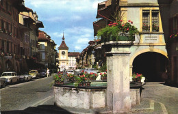 MURTEN, FRIBOURG, ARCHITECTURE, TOWER WITH CLOCK, CARS, FOUNTAIN, GATE, SWITZERLAND, POSTCARD - Murten