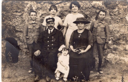 Carte Photo D'une Famille élégante Posant Dans La Cour De Leurs Maison Vers 1910 - Personas Anónimos