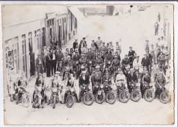 COULOMMIERS : Moto - Photo Format 12 X 17 Cm D'un Groupe De Motards Dans La Rue (devant L'atelier Du Photographe ?) - Coulommiers