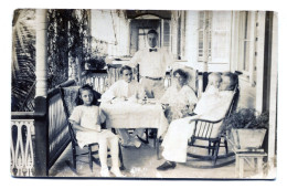 Carte Photo D'une Famille élégante Posant Assise A Table Sous Leurs Véranda Vers 1920 - Anonyme Personen