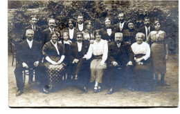 Carte Photo D'une Famille élégante Posant Dans Leurs Jardin En Juillet 1914 - Personas Anónimos