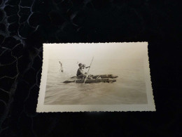 P-343 , Photo ,deux Enfants En Maillot De Bain Faisant Du Radeau Sur La Plage De  La Baule, Août 1945 - Anonymous Persons