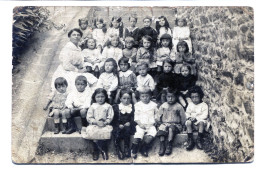 Carte Photo D'une Classe Mixte De Petit Enfant Avec Leurs Maitresse Assis Sur Des Escalier Vers 1910 - Personas Anónimos