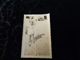 P-348 , Photo , Petit Enfant Sur La Plage De La Baule, Août 1945 - Anonyme Personen
