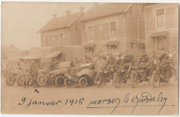 Carte Photo  Voisinlieu Près Beauvais (60) Visite De Joffre 1916 Guerre Automobiles Et Motos Alignées Sur La Place  RARE - Places