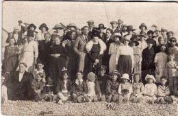 Carte Photo D'une Grande Famille élégante A La Plage Vers 1930 - Personnes Anonymes