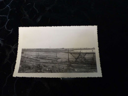 P-356 , Photo , Saint Nazaire En Ruine Après Les Bombardements, Barbelés Sur La Plage ,   Mai 1945 - Orte