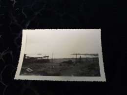 P-357 , Photo , Saint Nazaire En Ruine Après Les Bombardements, Barbelés Sur La Plage ,   Mai 1945 - Lugares