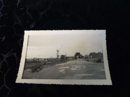 P-358 , Photo , Saint Nazaire En Ruine Après Les Bombardements, Le Port, Les Chantiers ,   Mai 1945 - Places