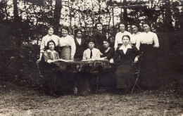 Carte Photo D'un Groupe De Femmes élégante Posant Dans Leurs Jardin Vers 1910 - Persone Anonimi