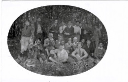 Carte Photo D'une Classe De Jeune Garçon Avec Leurs Maitre Posant Pendant Une Excursion A La Campagne En 1918 - Personnes Anonymes