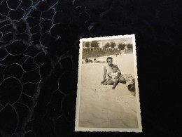 P-365 , Photo ,femme En Maillot De Bains Avec Un Enfant Sur La Plage De La Baule, Août 1945 - Anonyme Personen