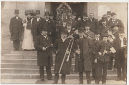 Carte Photo Fanfare Musiciens  Descendant Les Marches D'une église   Enterrement ??  Non Localisée - Lieux